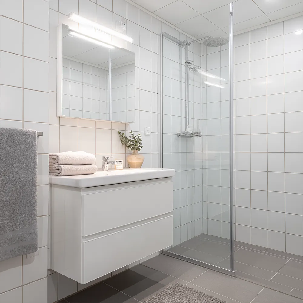 Modernes eigenes Bad mit Dusche in einer Monteurunterkunft