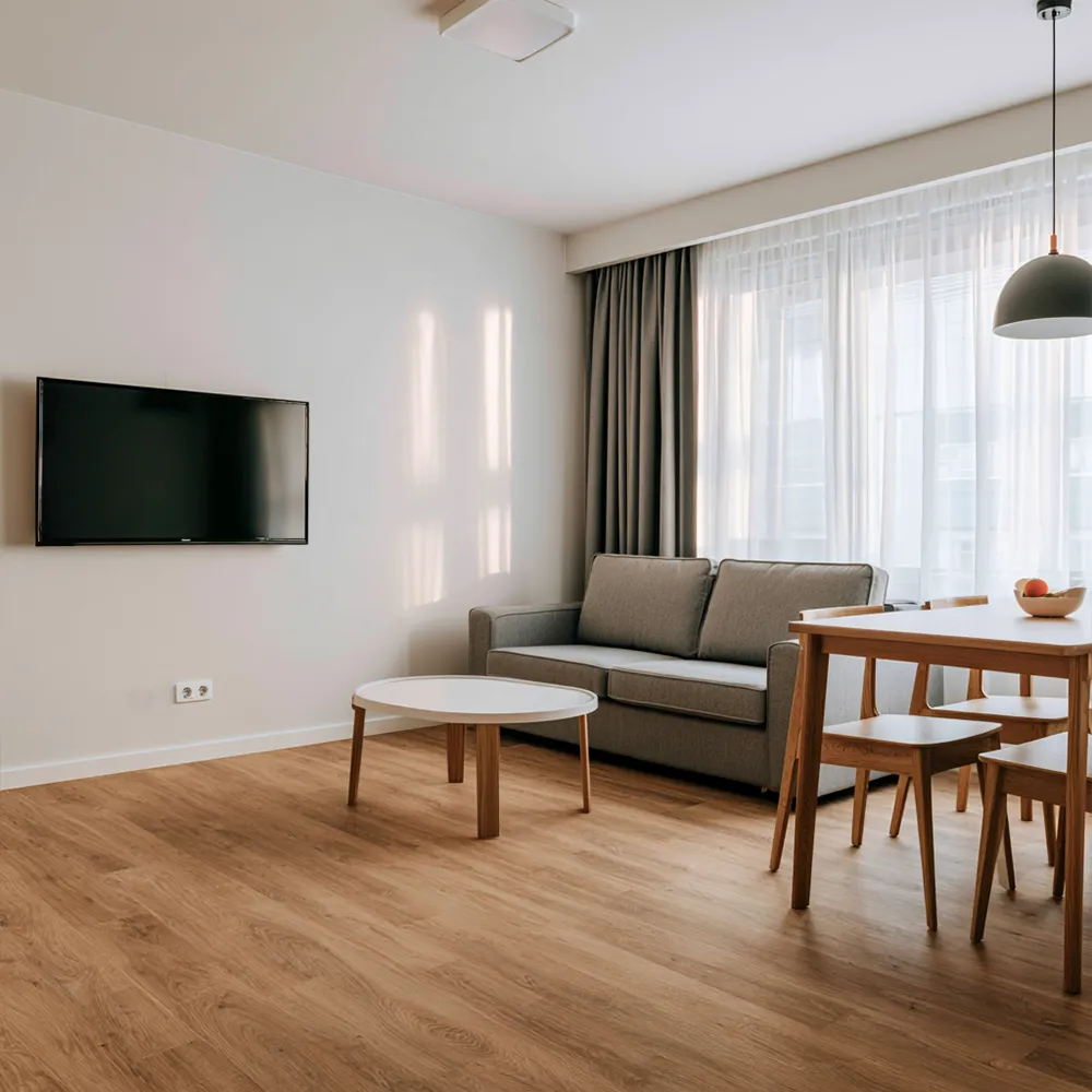 Aufenthaltsraum mit Sofa und TV in einer Monteurunterkunft in Kiel